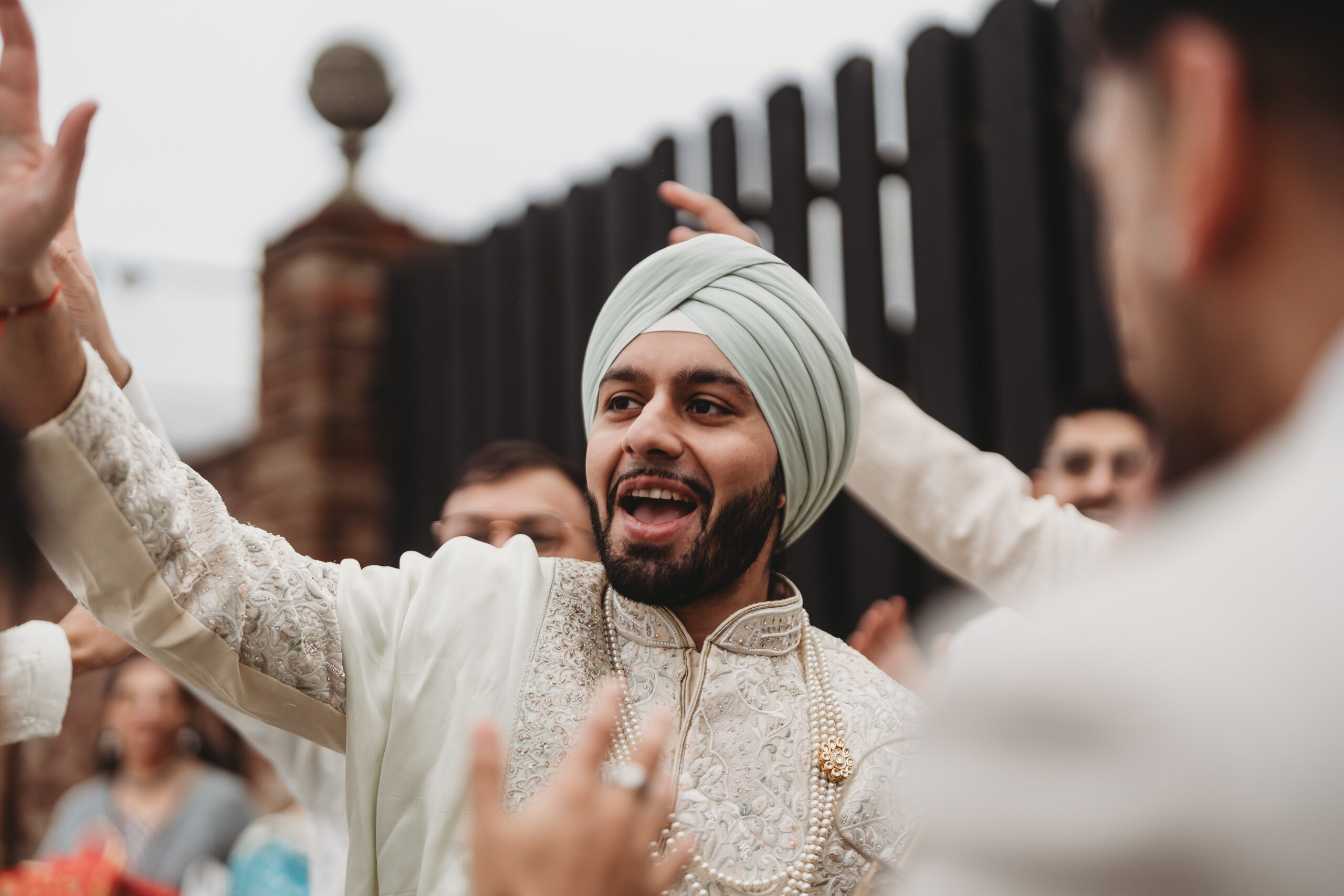 Trishna & Manni / Old Thorns 22 Trishna & Manni / Old Thorns 19